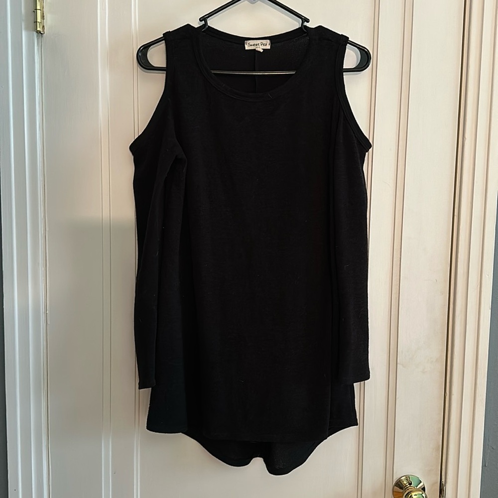 Barely worn Black top with shoulder cutouts. Size Medium